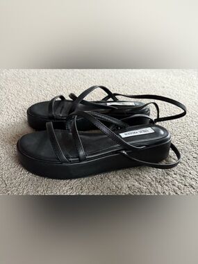 Steve Madden Black Strappy Flatform Sandals - NWOT Size 38 (7.5)
